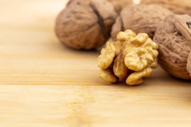 kesme tahtasındaki cevizler