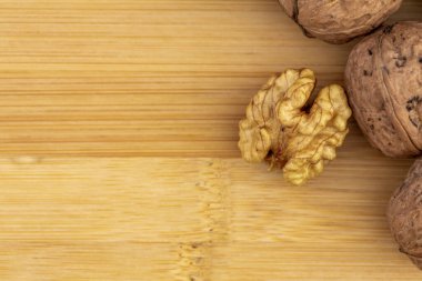 kesme tahtasındaki cevizler