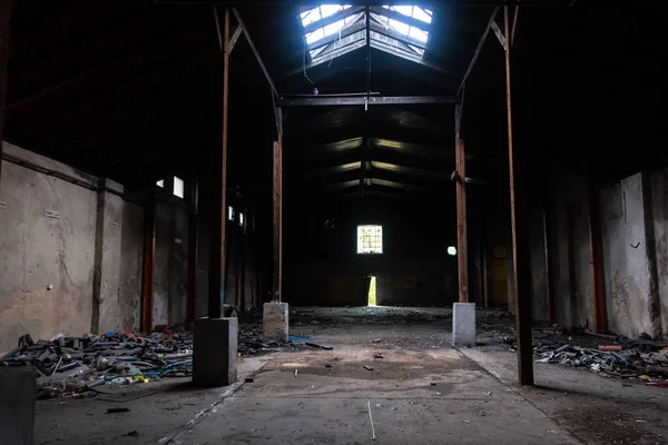Zyrardow废弃工业大厅的内部 — 图库照片