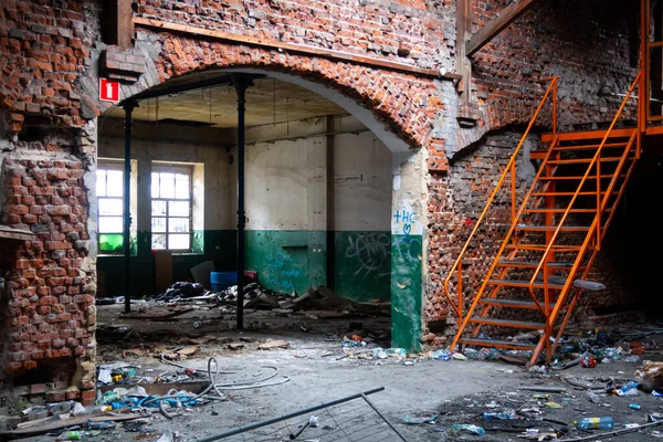Zyrardow废弃工业大厅的内部 — 图库照片