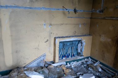 Terk edilmiş ve harap olmuş oteldeki su merkezi. Bir sürü çöp.