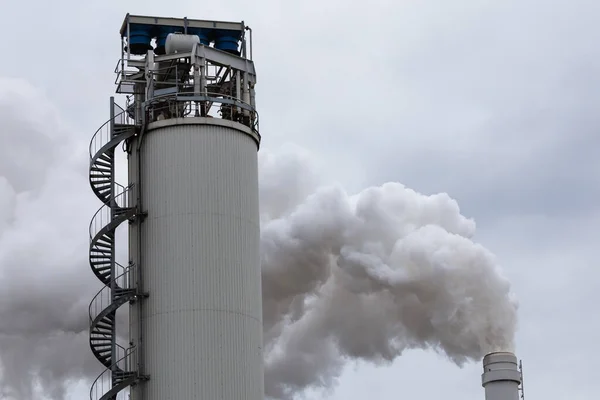 Dicht Bij Industriële Installaties Die Het Milieu Vervuilen — Stockfoto