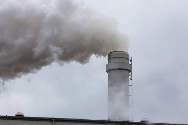 Primer Plano Las Instalaciones Industriales Que Contaminan Medio Ambiente — Foto de Stock