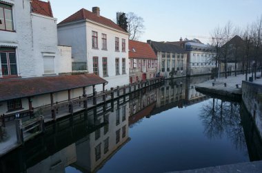 Brugge şehir manzarası, eski şehrin ünlü kanalları.