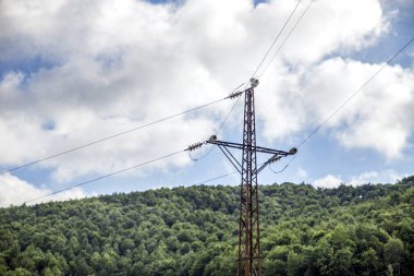 Güç hattı kule forrest ile gök arasında.