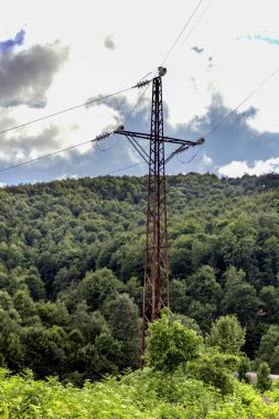 Güç hattı kule forrest ile gök arasında.