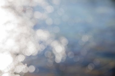 Bokeh arka plan göl ve güneş ışığı.