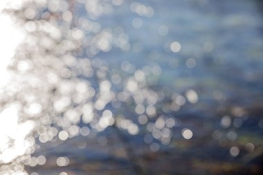 Bokeh arka plan göl ve güneş ışığı.