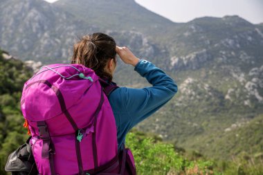 Güzellik Dağları ile yol kenarında kadın otostop.