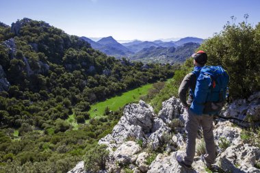 Güzellik dağları ile tarihi yol kenarında Adam.