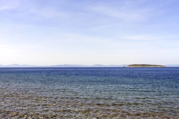 Bela praia com ilha a caminho de Karia, na Turquia . — Fotografia de Stock