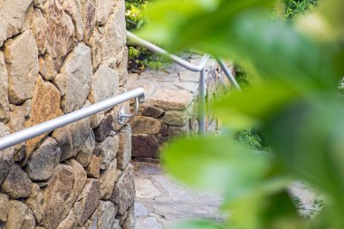 Kaya duvarı merdiven tırabzanına monte edildi..