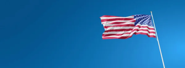 Een Prachtige Amerikaanse Vlag Wapperend Wind Tegen Achtergrond Van Blauwe — Stockfoto