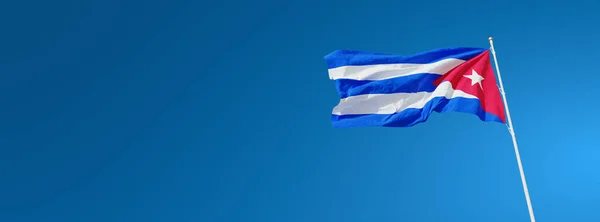 Bandeira Cuba Acenando Vento Contra Largo Céu Azul Antecedentes Com — Fotografia de Stock