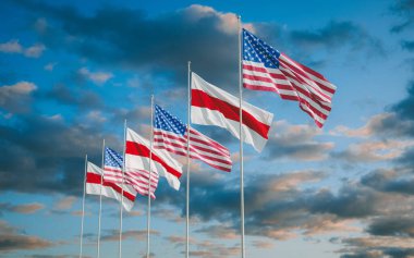 Beyaz Rusya ve ABD bayrakları bulutlu gökyüzünde dalgalanıyor. Minsk - ABD Amerika siyaset ilişkileri. Protesto bayrağı.