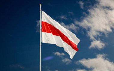 Beyaz-kırmızı-beyaz Yeni Beyaz Rusya Mavi gökyüzünde dalgalanan bayrağı protesto ediyor.