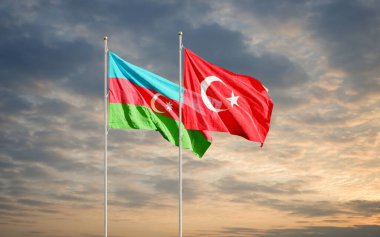Azerbaycan ve Hindi bayrakları şafak vakti gökyüzünde dalgalanıyor. Karabağ 'da Ermenistan' la yaşanan savaş sırasında uluslararası anlaşmanın ve desteğin sembolü.