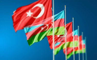 Azerbaycan ve Hindi bayrakları mavi gökyüzünde dalgalanıyor. Karabağ 'da Ermenistan' la yaşanan savaş sırasında uluslararası anlaşmanın ve desteğin sembolü.