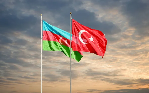 Azerbaycan ve Hindi bayrakları şafak vakti gökyüzünde dalgalanıyor. Karabağ 'da Ermenistan' la yaşanan savaş sırasında uluslararası anlaşmanın ve desteğin sembolü.