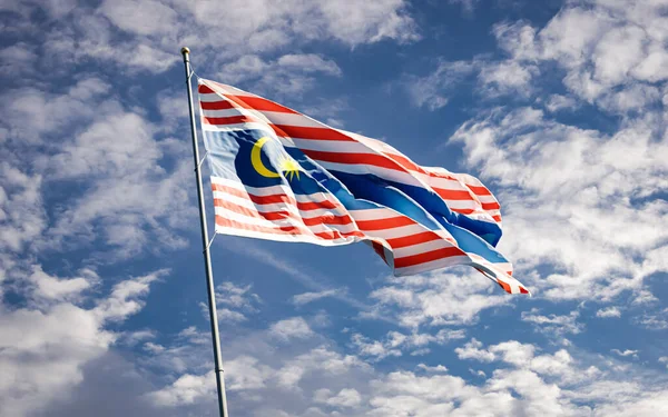 Флаг Города Куала Лумпур Размахивающий Ветру Фоне Голубого Облачного Неба — стоковое фото