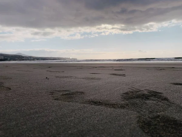 Закат Пляже Отпечатками Ног — стоковое фото