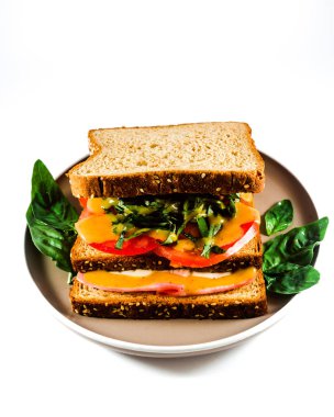 Beyaz arka planda ballı hardallı lezzetli bir sandviç.