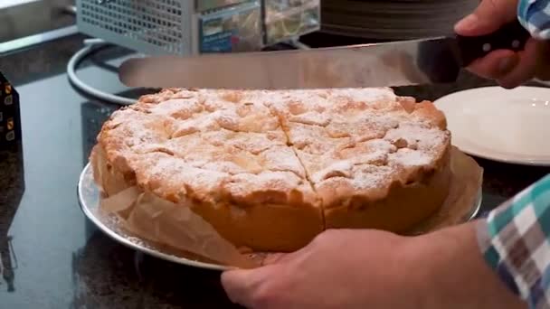 Uomo Affettare Torta Mele Crostata Dorata Appena Sfornata Con Coltello — Video Stock