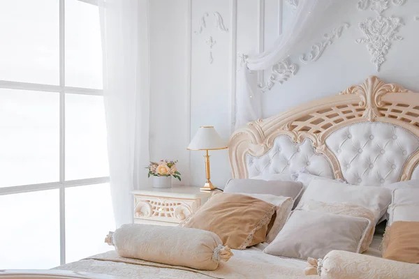 Gece masa lambası ve pencere ile parlak beyaz yatak odası Iterior