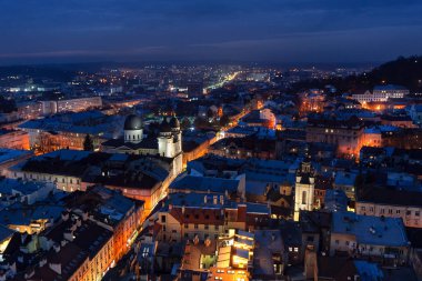 Panoramik gece cityscape görüntülemek çatılar, trafik ve kubbeler Lviv City, Ukrayna