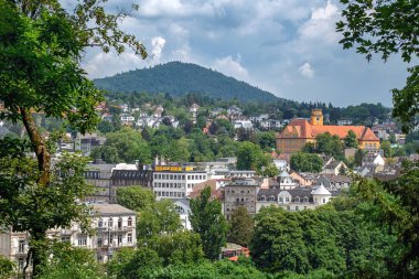 Panoramik Baden Baden şehir ve dağ, Baden Württemberg, Almanya
