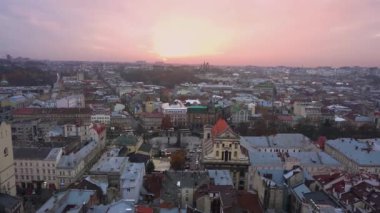 Lviv şehrinde tepeden gün batımı ve panoramik hava manzarası