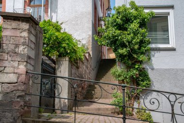 Baharda Baden-Baden sokaklarında görünümü