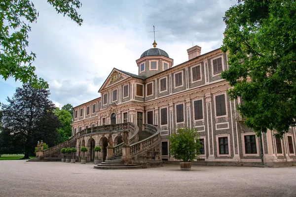 Ra 'da Schloss Favorite Rastatt kale ve Bahçe üzerinde çekim görünümü