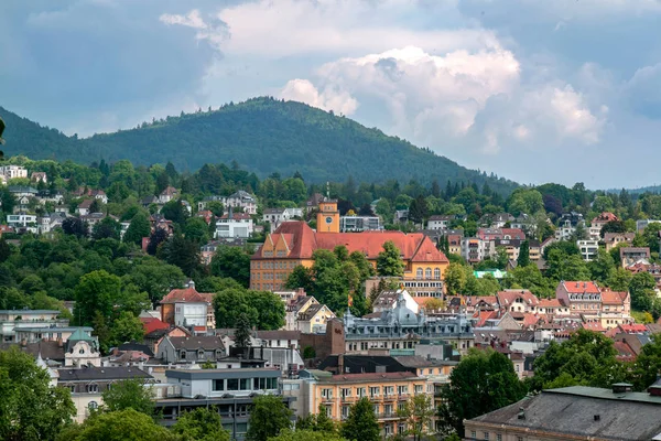 Panoramautsikt över Baden-Badens centrum och kullarna — Stockfoto