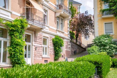 Baharda Baden-Baden sokaklarında görünümü