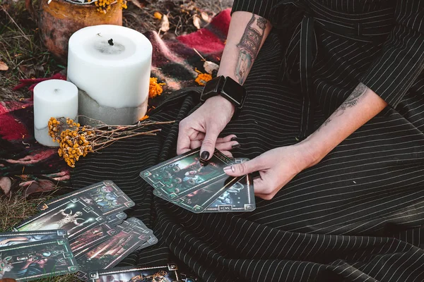 Tarot kartları tutan kadın ile Sonbahar Sonbahar Halloween kompozisyon
