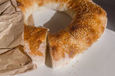 Susamlı kağıt torbada pita ekmekli börek.