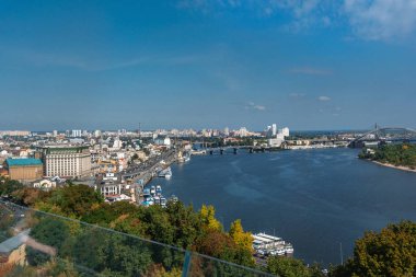 Kiev 'in panoramik manzaralı şehir merkezi, Dnipro nehri ve köprü yakınında.