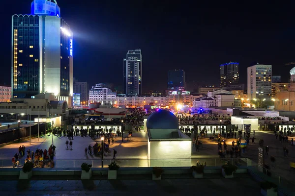 Kiev, Ukraine 14 octobre 2019 Vue de nuit à l'entrée de NSC Olimpiyskiy — Photo