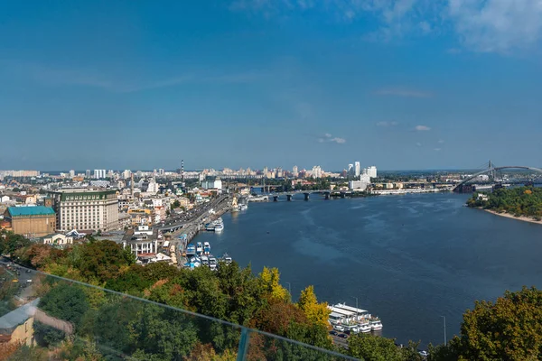 Panoramablick Stadtzentrum von Kiev, Fluss Dnipro und Brücke in der Nähe — Stockfoto