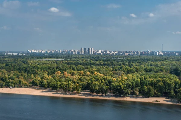 Panoramautsikt över stadsbilden, floden Dnipro och vänstra stranden. — Stockfoto