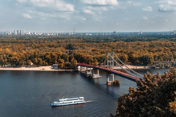 Panoramablick auf die Stadtlandschaft, den Fluss Dnipro, die Fußgängerbrücke — Stockfoto