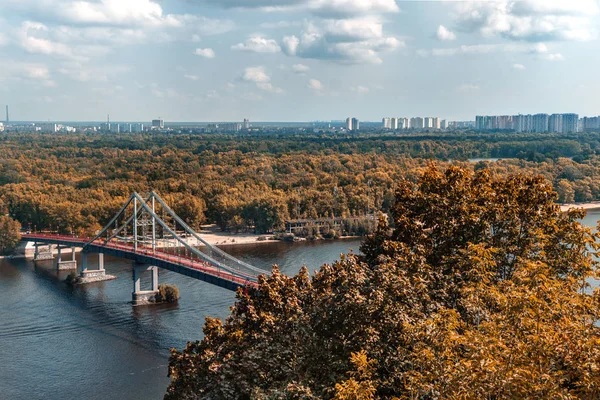 Vista panorámica de paisajes urbanos, río Dnipro, puente peatonal y — Foto de Stock