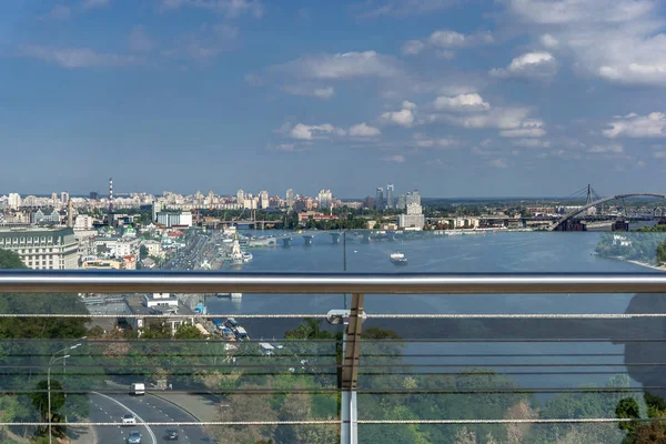 Blick auf den Fluss dnepr, Brücke und Stadtzentrum von Kiev, Ukraine auf — Stockfoto