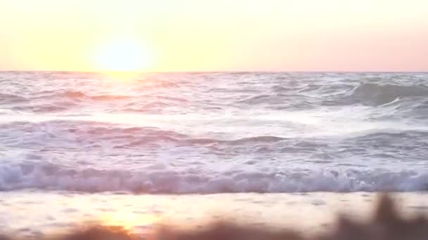 ビーチでのオレンジの鮮やかな夕日 — ストック動画