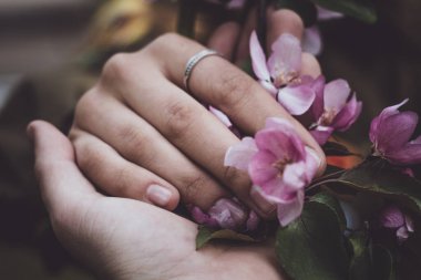 Birbirini seven bir çiftin iki eli