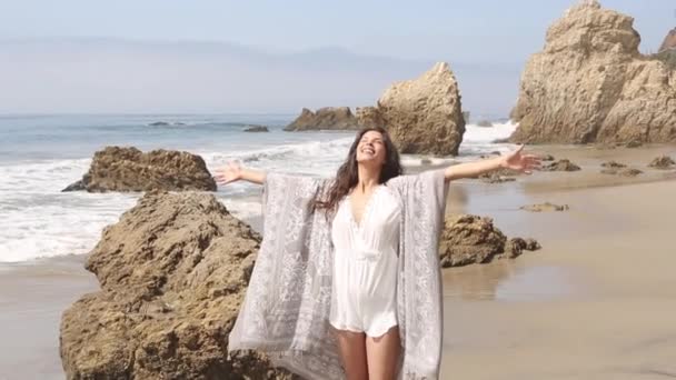 Νεαρή Γυναίκα Ευτυχισμένη Στην Παραλία Καλιφόρνια — Αρχείο Βίντεο