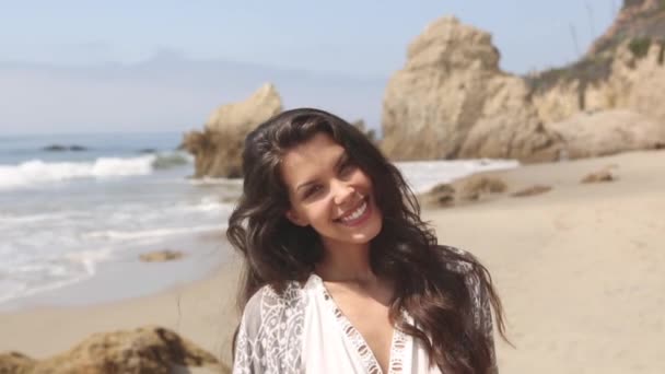 Mujer joven feliz en la playa. sensación de verano — Vídeo de stock