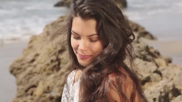 Νεαρή γυναίκα ευτυχισμένη στην παραλία. καλοκαιρινή αίσθηση — Αρχείο Βίντεο