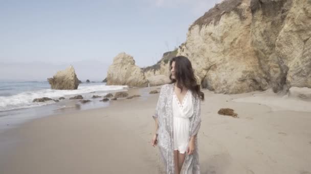 Mujer joven feliz en la playa. sensación de verano — Vídeos de Stock